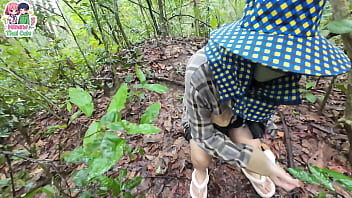 Gadis Thailand Merintih Kesepian Di Hutan Belantara, Tubuhnya Bergoyang Liar Sambil Mencari Jamur Hingga Celana Dalamnya Basah Kuyup