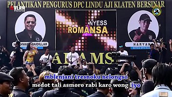 Tarian Erotis Dua Penyanyi Cantik Menggila Di Atas Panggung Dikelilingi Banyak Lelaki
