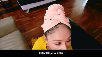 Menggoda Ibu Tiri Berhijab Saat Dia Menggoyangku Dengan Liar – Cali Lee
