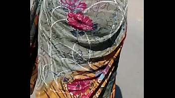 Gadis Seksi Dengan Pantat Panas Bergoyang Dalam Balutan Saree