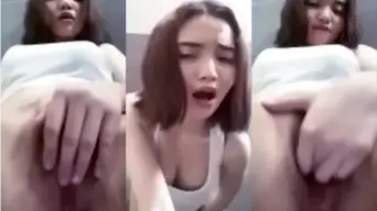 Gadis Bondol Nakal Mengocek Memek Dengan Tiga Jari