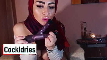 Gadis Berhijab Arab Yang Menggairahkan Mengisap Kontol