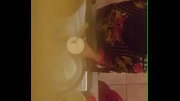 Pamer Payudara Ranum Tante Desi Yang Menggoda