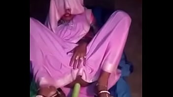 Gadis India Sanskari Menggoda Diri Dengan Kerudung