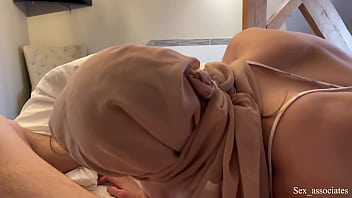 Ibu Tiri Arab Yang Pemalu Dan Anak Tirinya Berbagi Ranjang Di Kamar Hotel Yang Panas