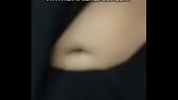 Lekuk Pusar Istri Desi Yang Dalam Dan Menggoda