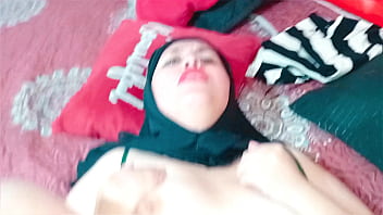 Wanita Berhijab Digerogoti Hingga Muncrat Di Wajah Dan Penuh Krim Di Dalamnya