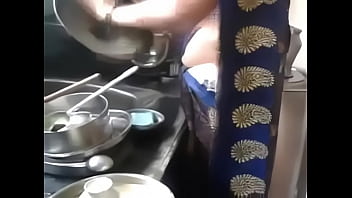 Tante Desi India Kannada Dengan Pusar Dan Pinggul Seksi Yang Menggoda