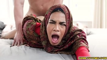 Kakak Tiriku Mengajari Maya Farrell Tentang Dunia Seks Dan Mulai Menghisap Payudara Panasnya