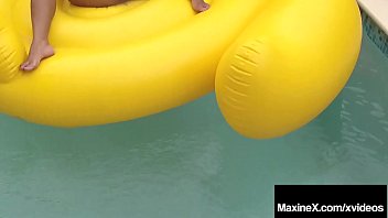 Milf Asia Maxine X Menggairahkan Dirinya Dengan Mainan Dildo Raksasa Yang Membuatnya Menggelepar