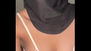 Gadis Arab Berjilbab Montok Goyang Payudara Ranum | Muslimah Nakal Pamer Tetek Semoknya