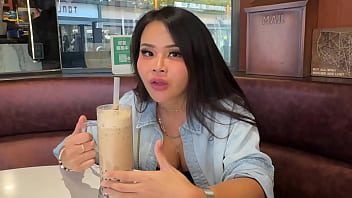 Mendaki Hanya Dengan Cewek Asia Yang Menggoda