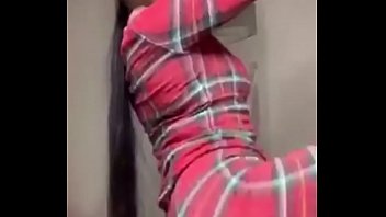 Gadis Asia Menggoyangkan Pantat Montoknya Yang Ranum Sambil Bergoyang Di Instagram Live Mengikuti Lagu Barunya, Dengan Gerakan Mulut Yang Menggoda