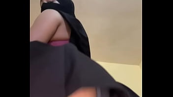 Gadis Berhijab Solo Dengan Pantat Arab Gede Yang Bulat Dan Montok Bermain-main Dengan Bokongnya Yang Menggairahkan Dan Bergoyang