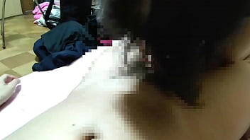 Tangan Lembut Ibu Rumah Tangga Paruh Baya Menggoda Batangmu, Lalu Menghisapnya Dalam-dalam Hingga Kau Meledak Di Mulutnya