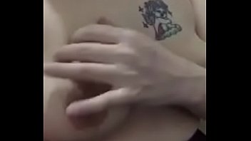 Gadis Tionghoa Dengan Payudara Besar Memuaskan Diri Sendiri Dengan Jarinya