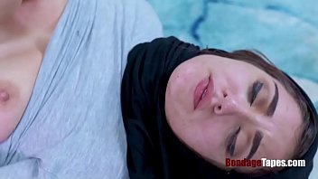 Gadis Berhijab Digoyang Ganas Oleh Kakak Tiri – Jezebeth