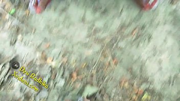 Bercinta Liar Di Hutan: Desi Indian Menggoda Dengan Saree