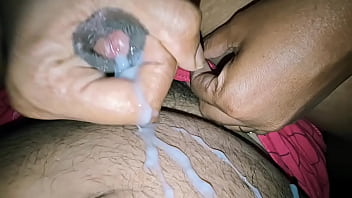 Istri Desi Menggenggam Dan Mengocok Dengan Penuh Gairah
