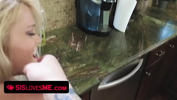 Kenzie Green Tertipu Dan Menghisap Kontol Adik Tiri Dengan Mata Tertutup