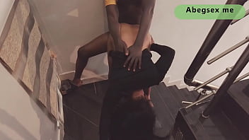 Menyetubuhi Kakak Tiriku Di Tangga Dan Memancur Di Atas Kontol Hitam Besarnya