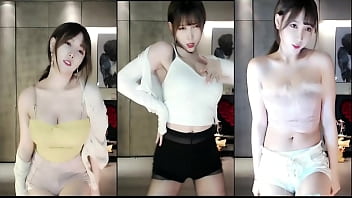 Cô Nàng Trung Quốc Uốn éo Quyến Rũ Trên Ba Màn Hình