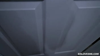 Membujuk Adik Tiriku Yang Seksi Untuk Kuentot