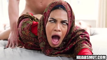 Kakak Tiri Siapkan Adik Tiri Muslimah Untuk Malam Pertama