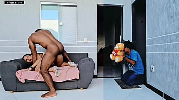 Kekasihku Yang Bodoh Memberiku Hadiah Romantis, Tapi Malah Menemukanku Tengah Digerogoti Kakaknya Di Hari Valentine — Lebih Baik Aku Dikentuti Batang Besar