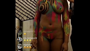 Tetesan Puting Susu Terekam Langsung Di Instagram