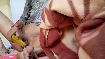 Saksikan Adegan Panas Bibi Sakshi Yang Tengah Asyik Memasukkan Mentimun Ke Dalam Vaginanya
