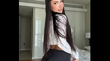 Gadis Arab Seksi Menggoyang Badan Dengan Gerakan Panas