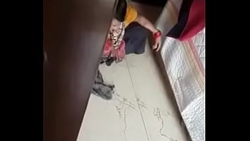 Pelayan Desi Membuka Pakaiannya Dengan Genit