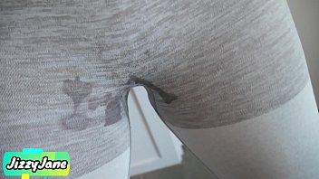 Kakak Tiriku Yang Seksi Menggairahkan Membuatku Ejakulasi Di Dalam Celana Dalamnya Lalu Memakainya Kembali