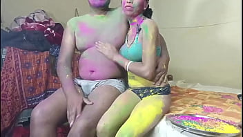 Malam Pertama Holi: Berguling-guling Dengan Istri Tetangga Yang Menggairahkan
