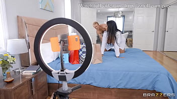 Terjebak Dalam Korset Yang Menggoda / Unduh Lengkap Di Brazzers