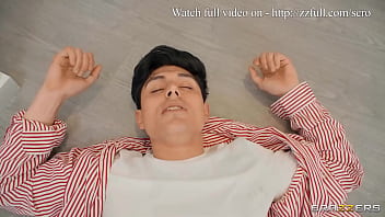 Menggoyang Pantatnya Dengan Hotdog / Brazzers / Tonton Full Di Zzfull.com/scro