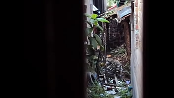 Desi Buang Air Kecil Dan Air Seni Yang Menggoda