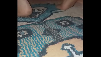 Olgun Türk Kadını Seksi Tül çoraplarıyla Halı Temizliyor