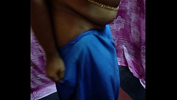Gadis Seksi Desi Membuka Sari Perlahan, Memamerkan Asetnya Yang Menggoda