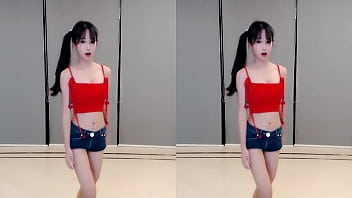 Cô Gái Trung Quốc Quyến Rũ Nhảy Múa Trong Chiếc Váy đỏ Rực Lửa