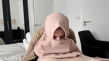 Ibu Tiri Arab Membantu Putranya Yang Tangannya Patah Dengan Cara Yang Sangat Mesra