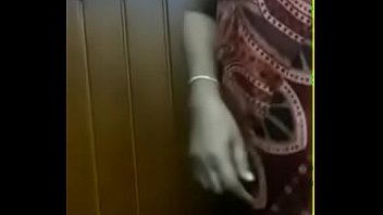 Bibi India Gatel Dengan Payudara Besar Ditekan Dan Dibuka