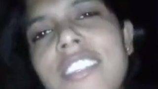 Desi Gadis Liar Mengoceh Dan Menggeliat Liar Saat Menunggangi Dengan Liar