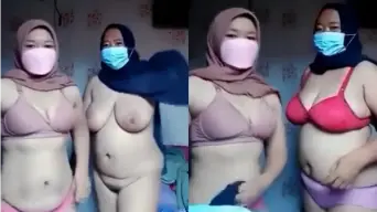 Dua Tante Berhijab Telanjang Dada Dengan Payudara Besar Menggoda