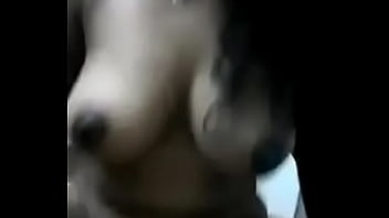 Nungging Di Atas Batang Keras, Gadis India Menggoyang Pinggulnya Dengan Liar