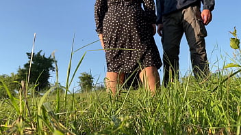 Milf Bergairah Dengan Bokong Gede Dalam Gaun Membungkuk Dalam-dalam, Memperlihatkan Dirinya Kencing Di Alam Terbuka