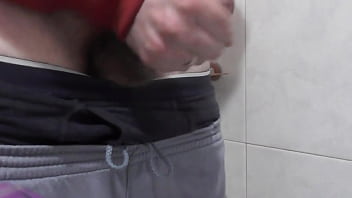 Masturbándome Hasta El Clímax En El Baño De Mi Suegra.
