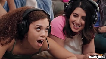 Mode Kerja Sama Panas Untuk Gadis Gamer / Raja Kenyataan
