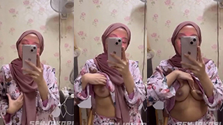 Gadis Berhijab Genit Pamer Payudara Di Balik Kaca